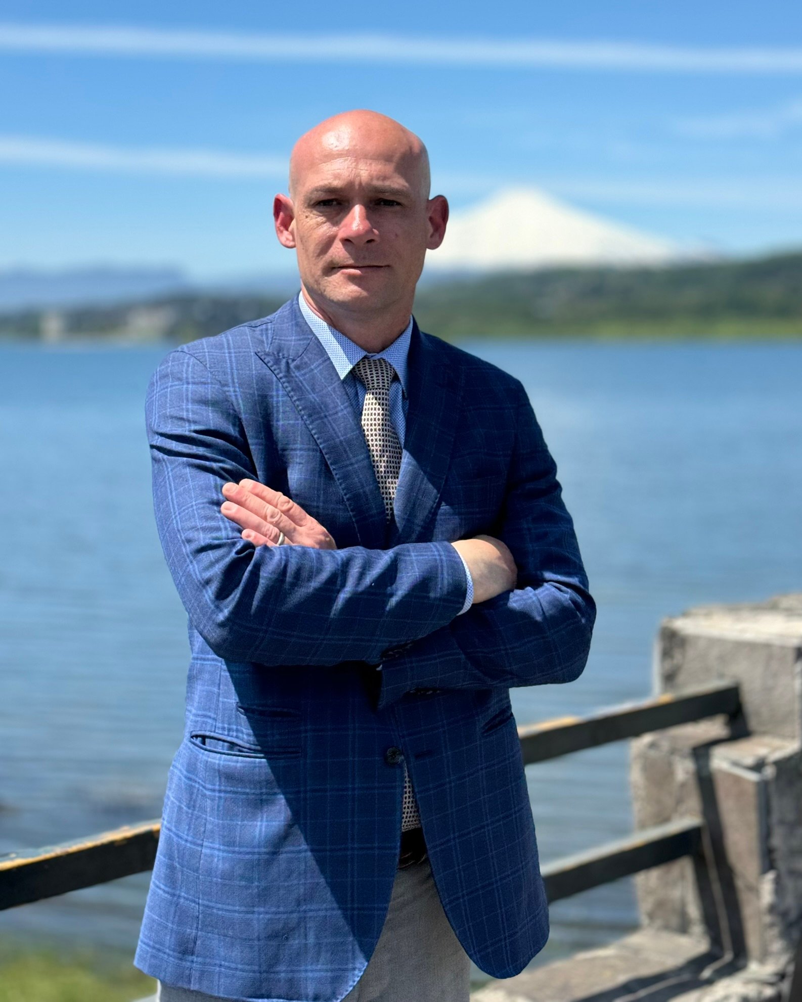 Retrato profesional del abogado fundador Sergio Villalobos Illanes